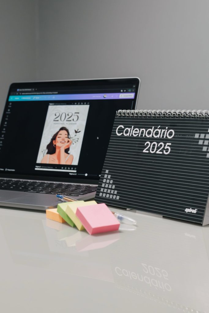 Lịch để bàn cạnh laptop và giấy ghi chú màu
