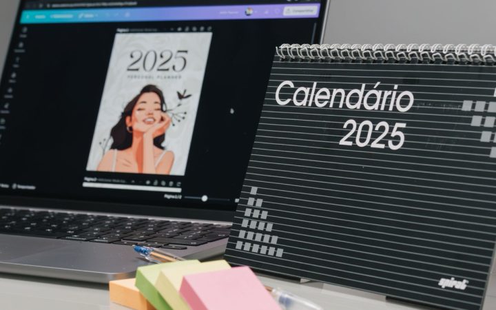 Lịch để bàn cạnh laptop và giấy ghi chú màu