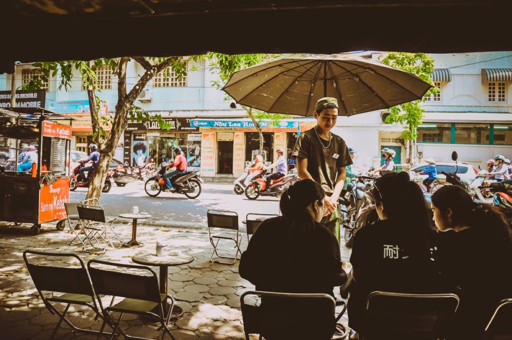 Quán cà phê vỉa hè Hà Nội nhìn ra phố
