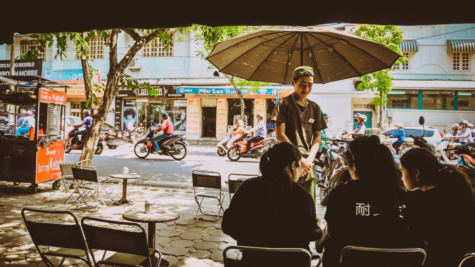 Quán cà phê vỉa hè Hà Nội nhìn ra phố