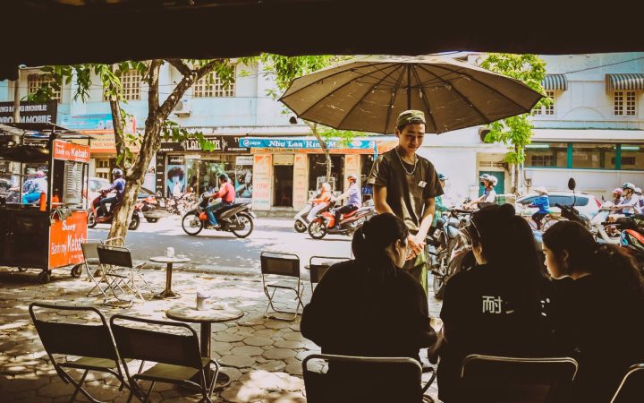 Quán cà phê vỉa hè Hà Nội nhìn ra phố